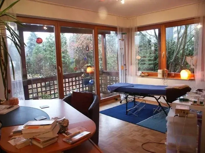 Behandlungsraum mit Blick in den Garten