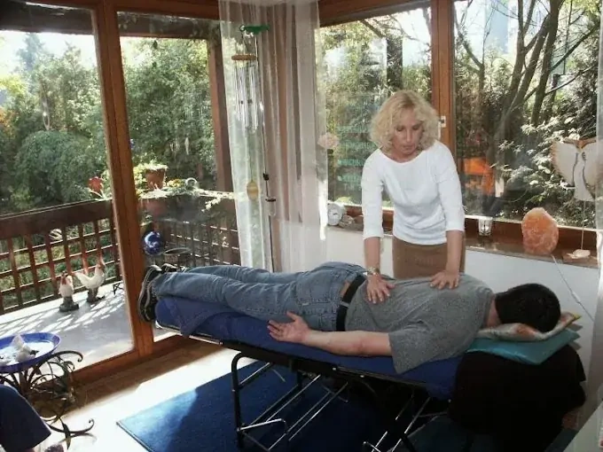 Susanne Imandt-Bettzieche behandelt einen Patienten